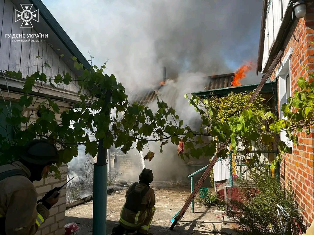 Обстрілював приватний сектор на Харківщині ворог: спалахнула будівля